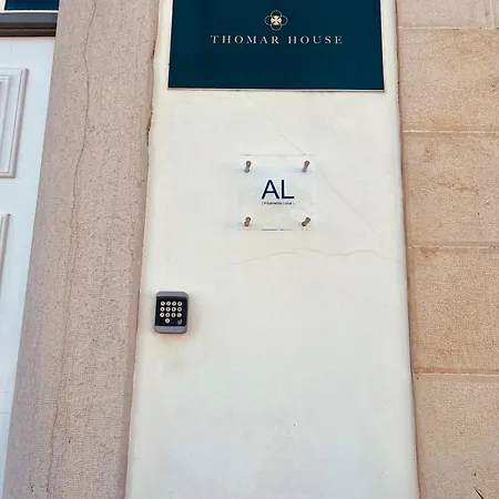 Pensión Thomar House *